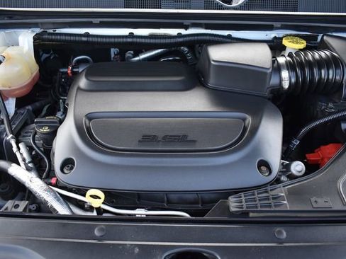 Used 2019 Chrysler Pacifica Touring Plus w/ S Appearance Package FWD image 37