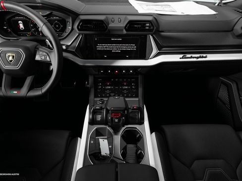 Used 2025 Lamborghini Urus SE image 29