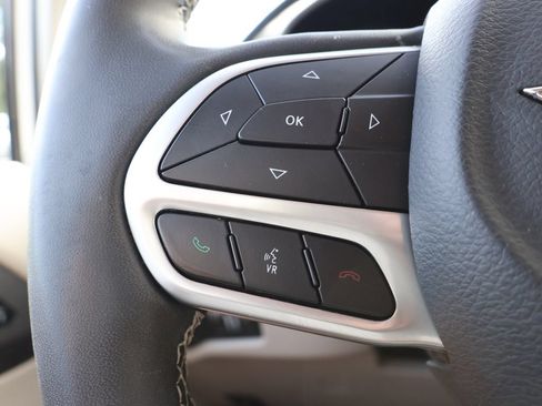 Used 2024 Chrysler Pacifica Touring-L FWD image 16