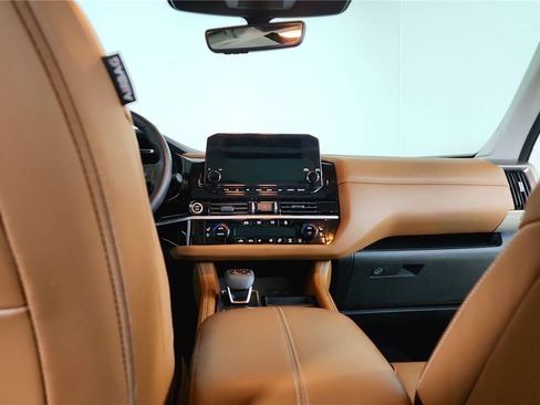 Used 2024 Nissan Pathfinder Platinum FWD image 15