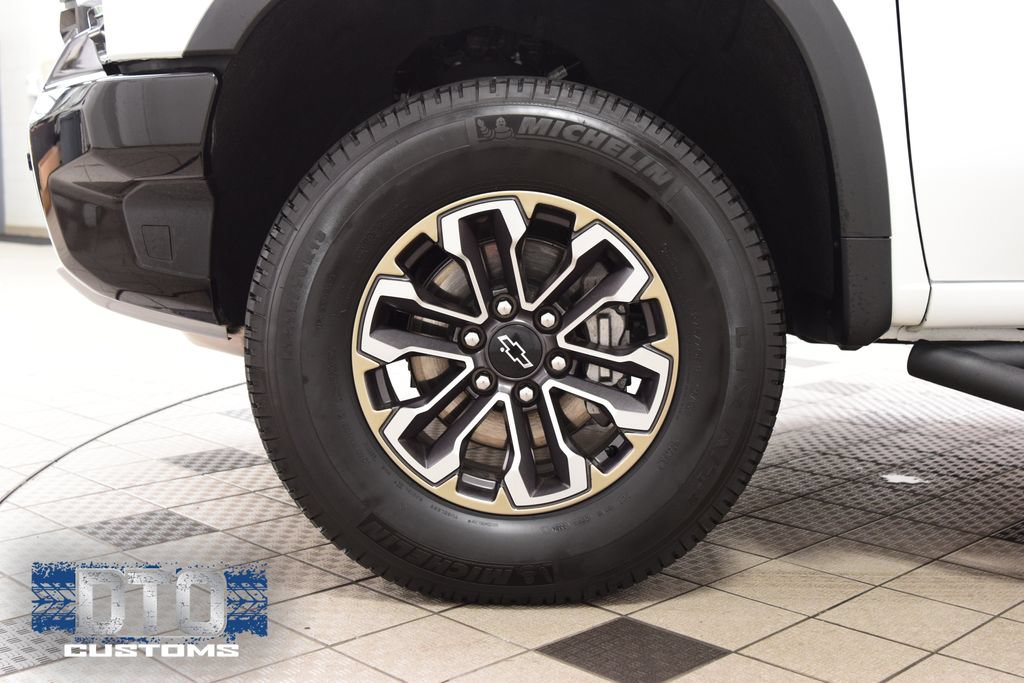 Used 2025 Chevrolet Silverado 1500 ZR2 w/ Technology Package AWD/4WD image 32