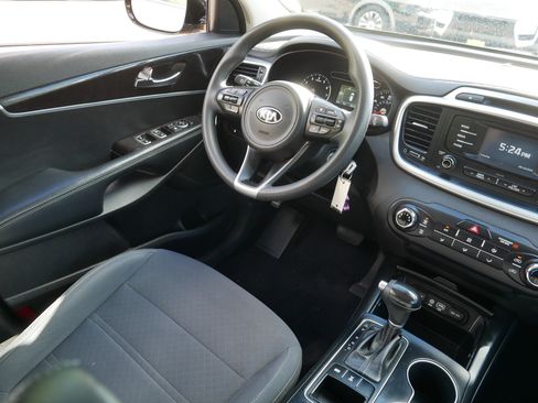 Used 2017 Kia Sorento AWD image 9