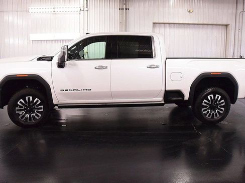 Used 2025 GMC Sierra 2500 Denali Ultimate w/ Snow Plow Prep/Camper Package AWD/4WD image 4