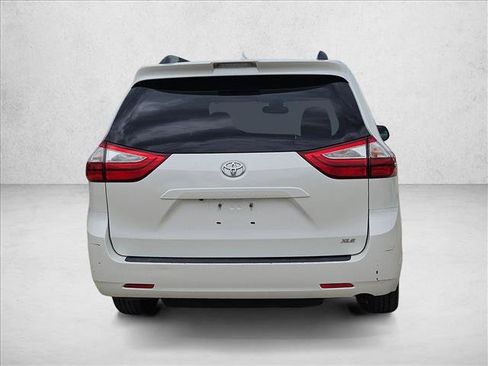 Used 2018 Toyota Sienna XLE FWD image 6