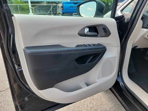 Used 2023 Chrysler Pacifica Touring-L FWD image 21