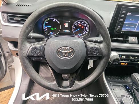 Used 2020 Toyota RAV4 LE AWD/4WD image 3