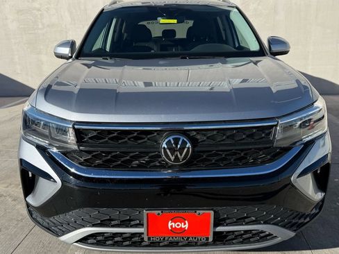 Certified 2024 Volkswagen Taos SE image 2