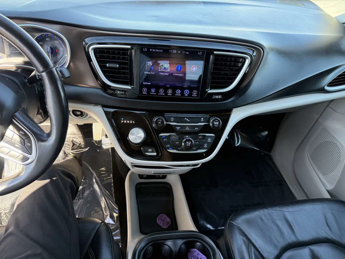 Used 2017 Chrysler Pacifica Touring-L FWD image 8