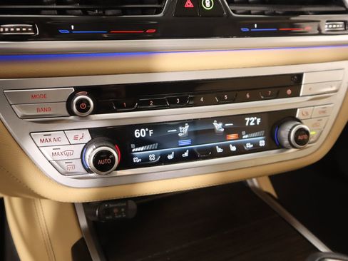 Used 2022 BMW 740i w/ Premium Package image 8