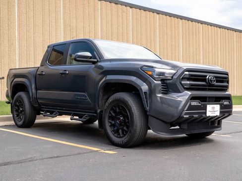 Used 2025 Toyota Tacoma SR5 AWD/4WD image 2