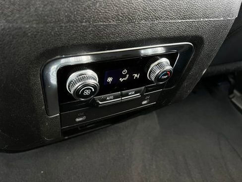 Used 2022 GMC Yukon XL SLE w/ Gmc Pro Safety Plus Package image 18