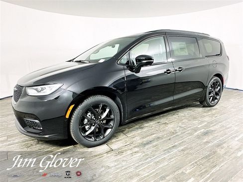 New 2026 Chrysler Pacifica Limited w/ S Appearance Package image 4