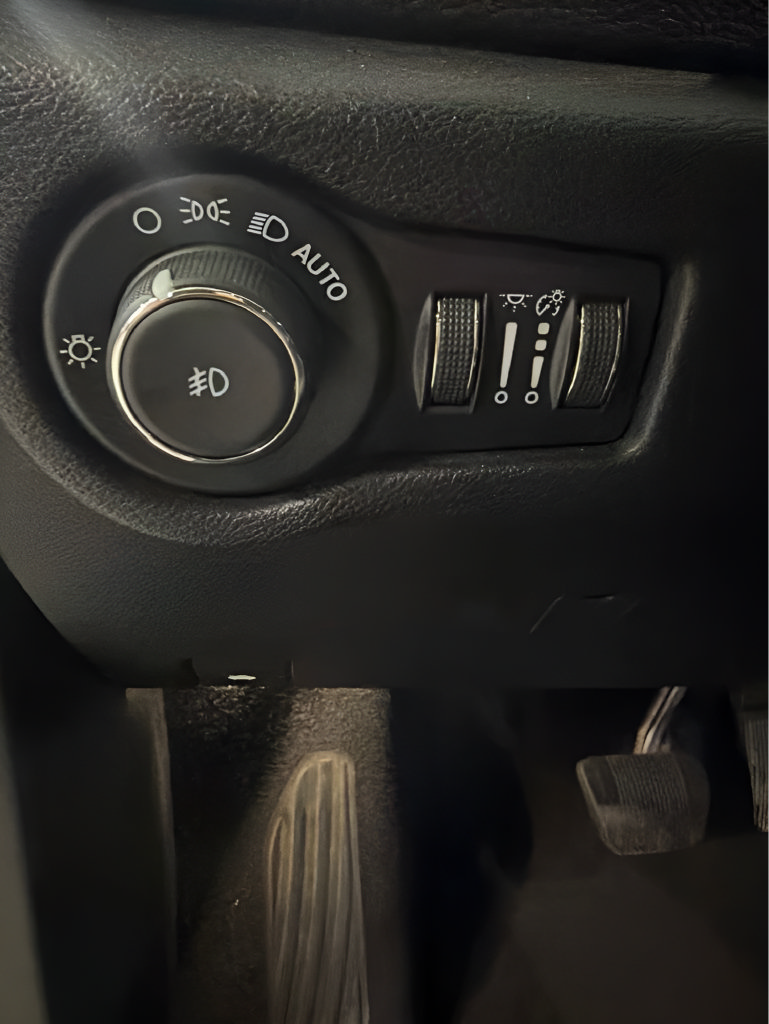 Used 2025 Chrysler Pacifica Limited FWD image 18