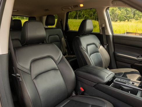 Used 2025 Nissan Pathfinder SL FWD image 20