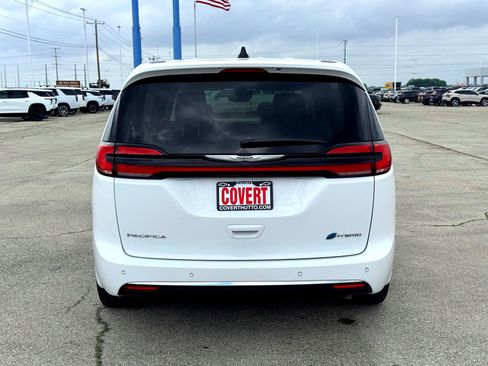 Used 2024 Chrysler Pacifica Select image 8