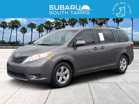 Used 2017 Toyota Sienna LE FWD image 1