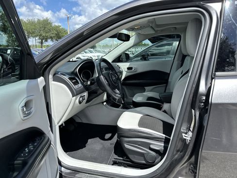 Used 2020 Jeep Compass Latitude FWD image 2