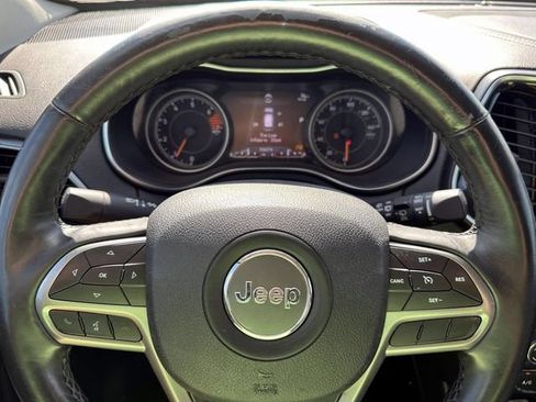 Used 2019 Jeep Cherokee Limited FWD image 18
