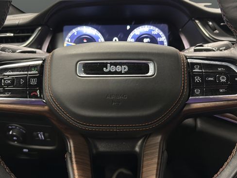 Used 2025 Jeep Grand Cherokee Summit w/ Obsidian Package AWD/4WD image 17