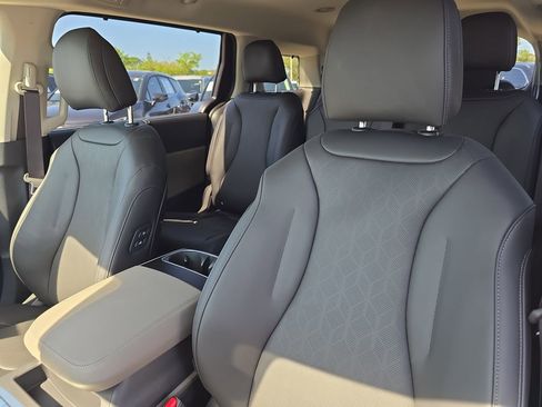 New 2026 Kia Carnival EX FWD image 23