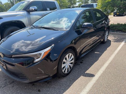 Used 2025 Toyota Corolla LE FWD image 3