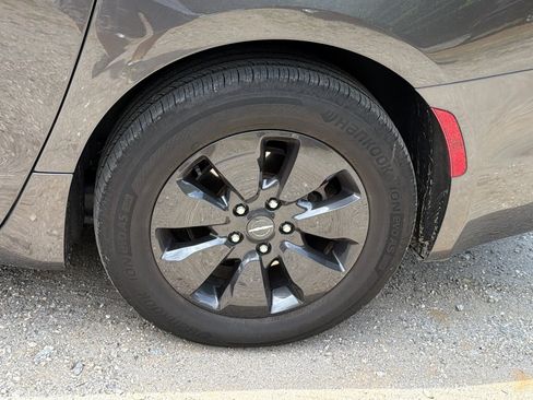 Used 2019 Chrysler Pacifica Limited w/ S Appearance Package FWD image 12