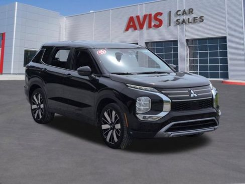 Used 2025 Mitsubishi Outlander SE FWD image 3