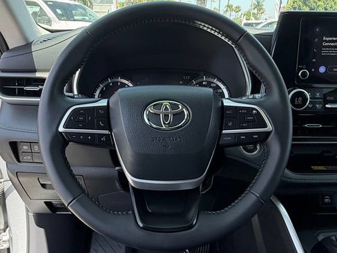 Used 2025 Toyota Highlander XLE FWD image 22