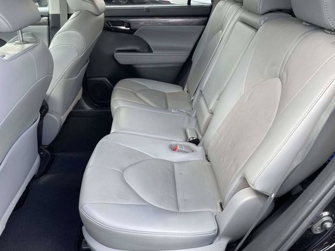 Used 2021 Toyota Highlander Limited FWD image 12