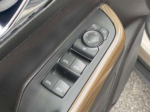 Used 2023 GMC Acadia SLE image 17