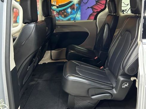Used 2024 Chrysler Pacifica Touring-L image 21