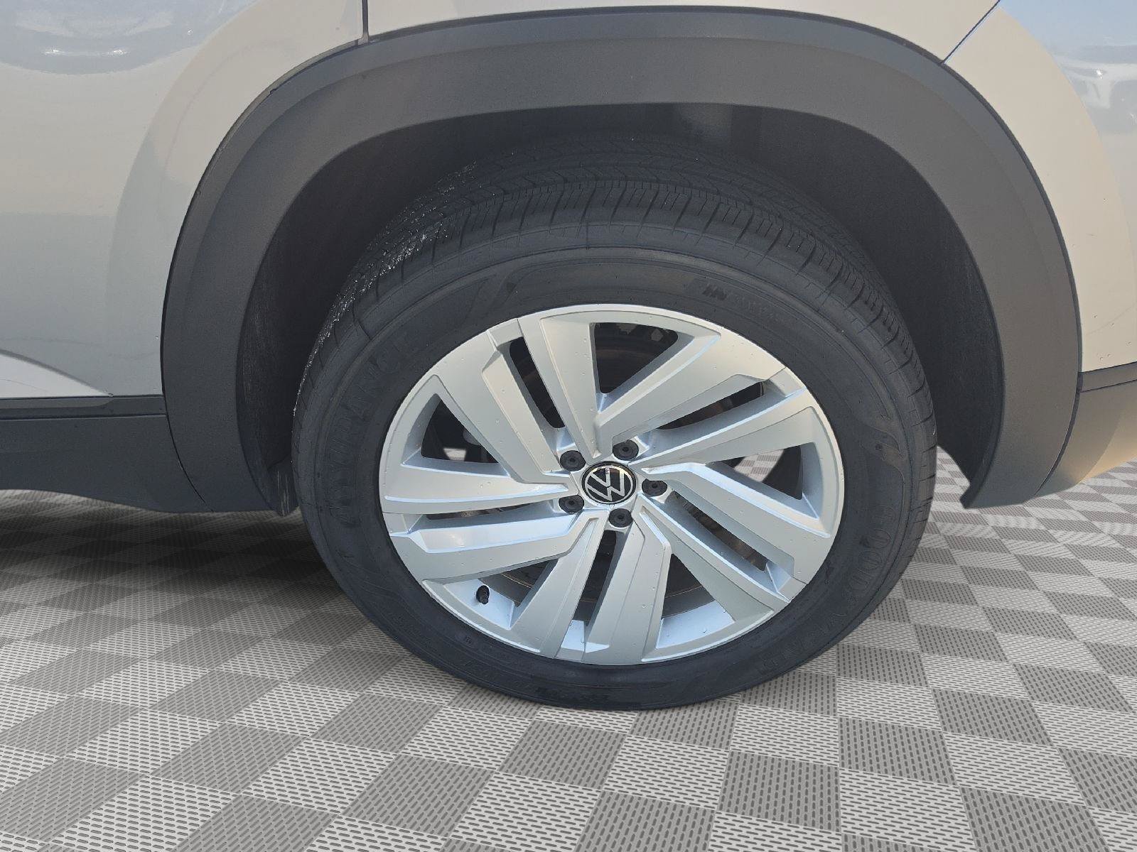 Certified 2023 Volkswagen Atlas Cross Sport SE w/ Panoramic Sunroof Package AWD/4WD image 21