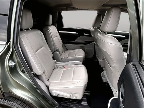Used 2018 Toyota Highlander XLE AWD/4WD image 19