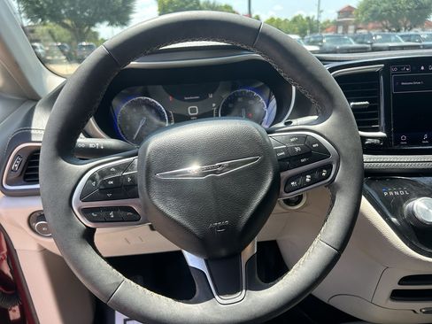 Used 2023 Chrysler Pacifica Touring-L FWD image 9
