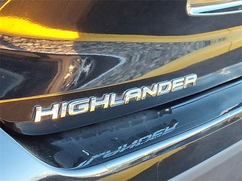 Certified 2024 Toyota Highlander XLE image 30