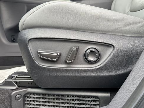 Used 2023 Toyota Sienna Limited image 18