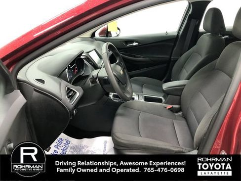 Used 2017 Chevrolet Cruze LT w/ Sun And Sound Package FWD image 11