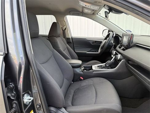 Used 2019 Toyota RAV4 LE w/ Carpet Mat Package image 28
