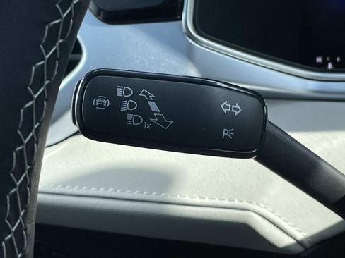 New 2026 Volkswagen Taos SE FWD image 23