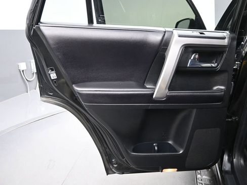 Used 2017 Toyota 4Runner SR5 AWD/4WD image 17