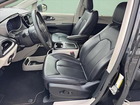 Used 2023 Chrysler Pacifica Touring-L FWD image 5
