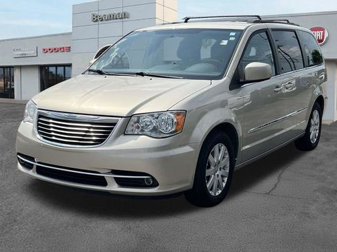Used 2014 Chrysler Town & Country Touring FWD image 3