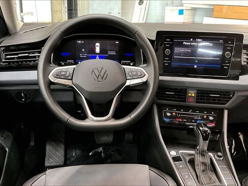 Used 2025 Volkswagen Jetta SE w/ Black Wheel Package image 8