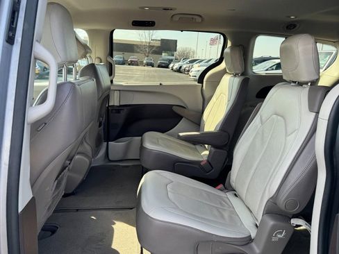 Used 2018 Chrysler Pacifica Touring-L image 10