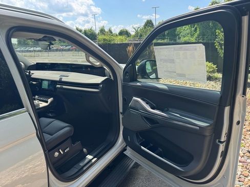 New 2025 Lincoln Navigator L Reserve image 11