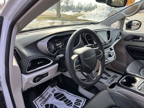 Used 2024 Chrysler Pacifica Touring-L image 15