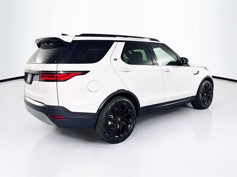 Certified 2025 Land Rover Discovery S image 5