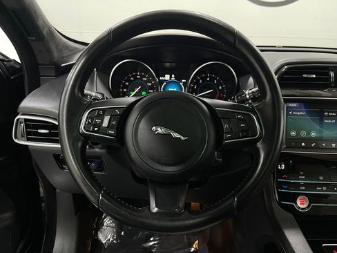Used 2020 Jaguar F-PACE Premium image 23