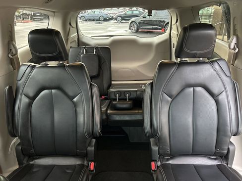 Used 2020 Chrysler Voyager Lxi image 22