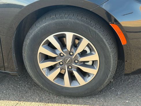 Used 2023 Chrysler Pacifica Limited image 7